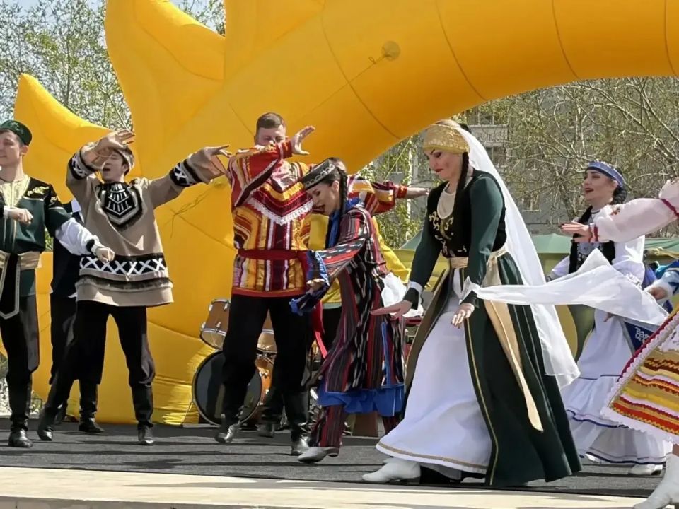 Праздник весны и единства «Сабантуй» проходит сегодня на площади Труда в посёлке Текстильщиков Праздник весны и единства «Сабантуй» проходит сегодня на площади Труда в посёлке Текстильщиков