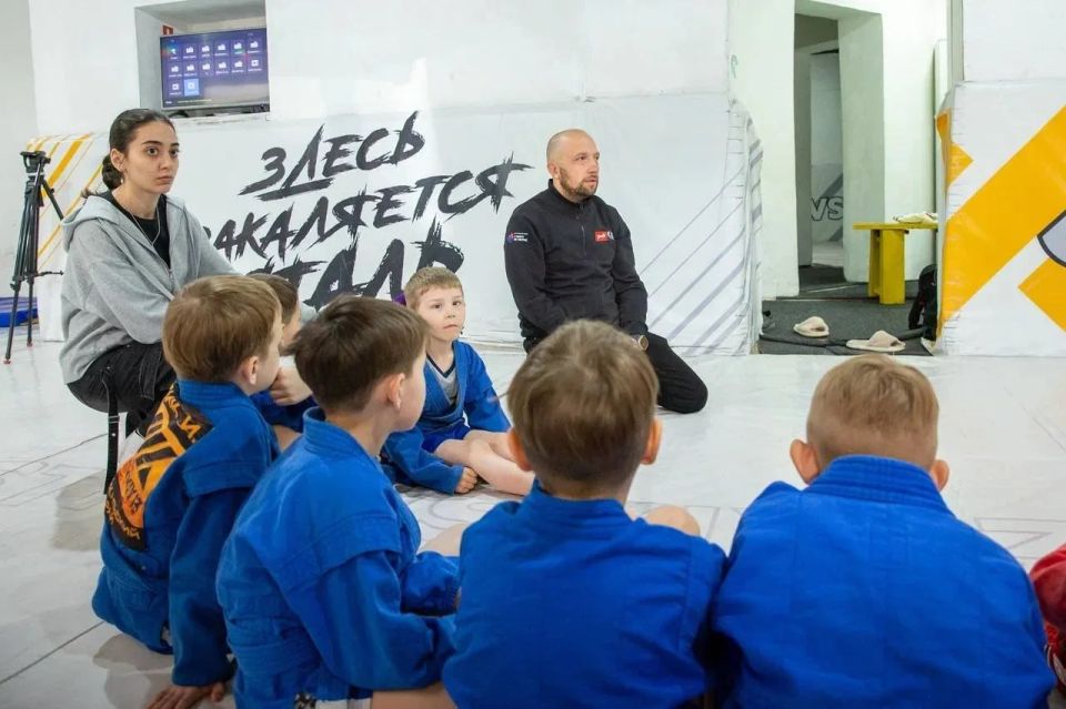 Зона повышенной опасности! Депутат гордумы Роман Беломестнов напомнил юным спортсменам правила поведения на железной дороге Зона повышенной опасности! Депутат гордумы Роман Беломестнов напомнил юным спортсменам правила поведения на железной дороге