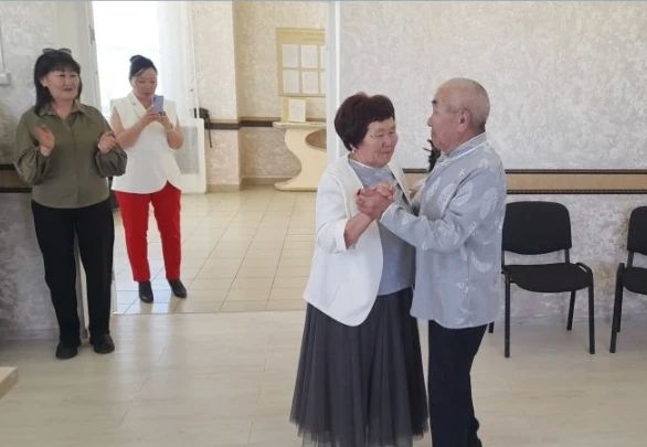 Школьная дружба на всю жизнь: золотой юбилей Баира и Даримы Самбуевых из Таптаная Школьная дружба на всю жизнь: золотой юбилей Баира и Даримы Самбуевых из Таптаная