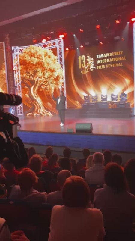 Заслуженный артист России Евгений Дятлов исполнил песню и пожелал забайкальцам зворовья