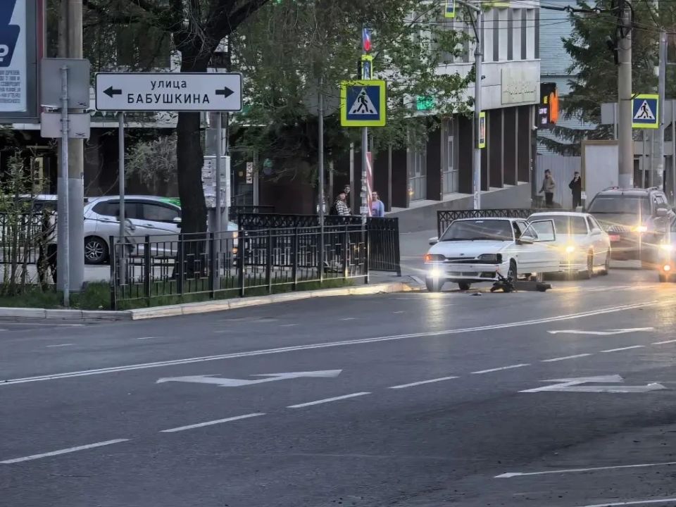 На перекрестке Бутина — Бабушкина автомобиль наехал на самокатчиков На перекрестке Бутина — Бабушкина автомобиль наехал на самокатчиков
