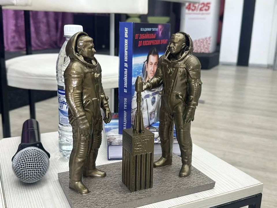Космонавт Владимир Титов презентовал книгу «От Забайкалья до космических орбит» в Чите во время международного кинофестиваля Космонавт Владимир Титов презентовал книгу «От Забайкалья до космических орбит» в Чите во время международного кинофестиваля