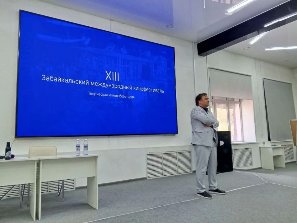 «Нас учили человечности, несмотря на трудные 90-е годы», – режиссёр Мухиддин Музаффар из Таджикистана рассказал о своём детстве на встрече со зрителями в Чите «Нас учили человечности, несмотря на трудные 90-е годы», – режиссёр Мухиддин Музаффар из Таджикистана рассказал о своём детстве на встрече со зрителями в Чите