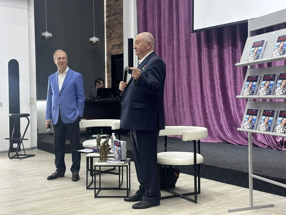 Космонавт Владимир Титов презентовал книгу «От Забайкалья до космических орбит» в Чите во время международного кинофестиваля Космонавт Владимир Титов презентовал книгу «От Забайкалья до космических орбит» в Чите во время международного кинофестиваля