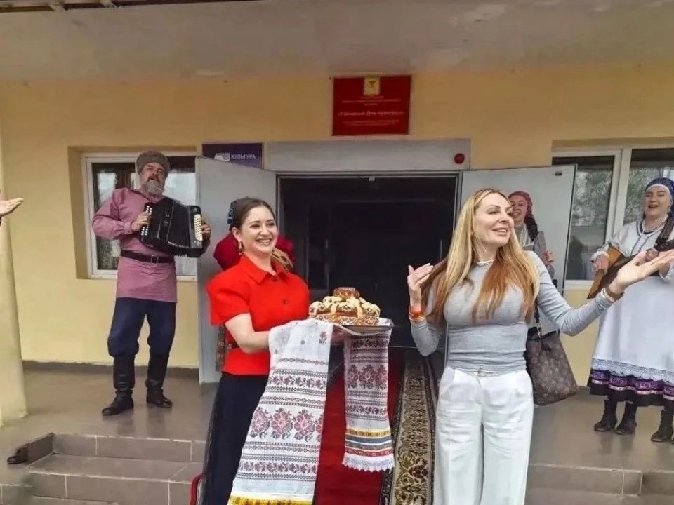 Песни под гитару от Петра Рыкова и Мирославы Михайловой, а ещё мастер-класс по свисту от забайкальца для актрисы Екатерины Волковой Песни под гитару от Петра Рыкова и Мирославы Михайловой, а ещё мастер-класс по свисту от забайкальца для актрисы Екатерины Волковой