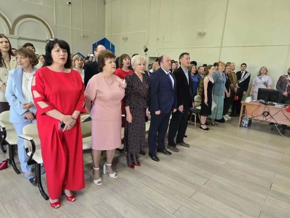 Виталий Эксузян на торжественной линейке поздравил выпускников гимназии №21 с завершением учебного года Виталий Эксузян на торжественной линейке поздравил выпускников гимназии №21 с завершением учебного года