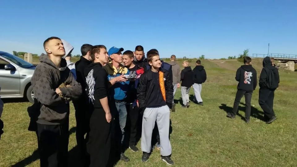 Студенты в деле: ученики Шилкинского многопрофильного лицея учились управлять беспилотниками вместе со специалистами лесничества Студенты в деле: ученики Шилкинского многопрофильного лицея учились управлять беспилотниками вместе со специалистами лесничества