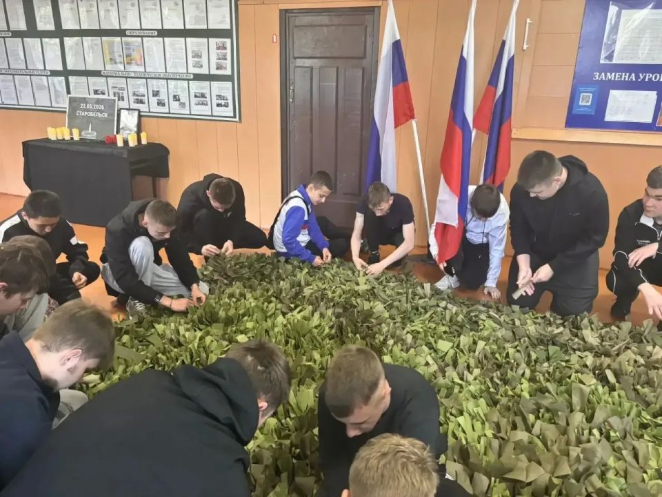 Защита своими руками: студенты Шилкинского многопрофильного лицея плетут маскировочные сети для земляков Защита своими руками: студенты Шилкинского многопрофильного лицея плетут маскировочные сети для земляков