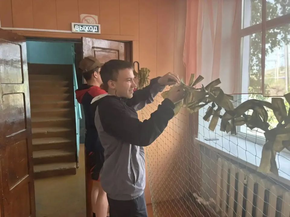 Защита своими руками: студенты Шилкинского многопрофильного лицея плетут маскировочные сети для земляков Защита своими руками: студенты Шилкинского многопрофильного лицея плетут маскировочные сети для земляков