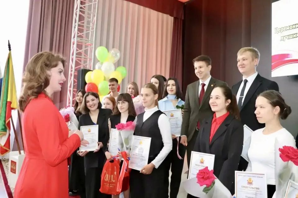 Инна Щеглова: Одним из самых ярких мероприятий, проходящих в рамках празднования Дня рождения нашего города, несомненно, является церемония вручения стипендий Мэра Читы студентам, аспирантам и спортсменам Инна Щеглова: Одним из самых ярких мероприятий, проходящих в рамках празднования Дня рождения нашего города, несомненно, является церемония вручения стипендий Мэра Читы студентам, аспирантам и спортсменам