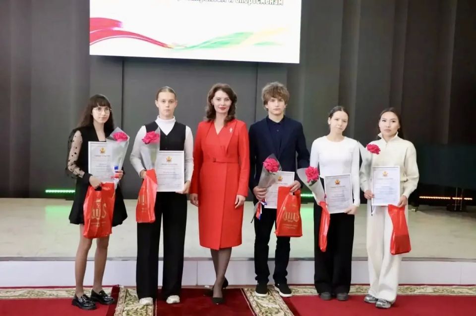 Инна Щеглова: Одним из самых ярких мероприятий, проходящих в рамках празднования Дня рождения нашего города, несомненно, является церемония вручения стипендий Мэра Читы студентам, аспирантам и спортсменам Инна Щеглова: Одним из самых ярких мероприятий, проходящих в рамках празднования Дня рождения нашего города, несомненно, является церемония вручения стипендий Мэра Читы студентам, аспирантам и спортсменам