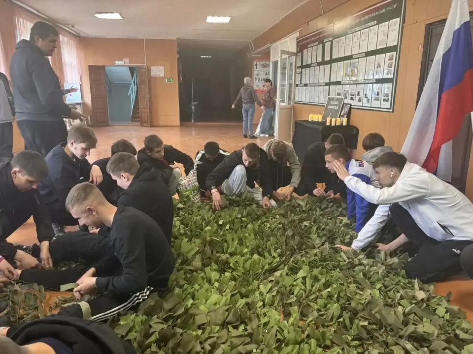 Защита своими руками: студенты Шилкинского многопрофильного лицея плетут маскировочные сети для земляков Защита своими руками: студенты Шилкинского многопрофильного лицея плетут маскировочные сети для земляков