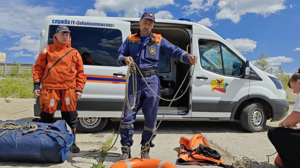 Сотрудники поисково-спасательной службы ГУ "Забайкалпожспас" проводят подготовку нештатных спасателей на воде из муниципальных и городских округов Забайкальского края Сотрудники поисково-спасательной службы ГУ "Забайкалпожспас" проводят подготовку нештатных спасателей на воде из муниципальных и городских округов Забайкальского края