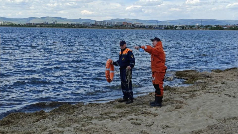 Сотрудники поисково-спасательной службы ГУ "Забайкалпожспас" проводят подготовку нештатных спасателей на воде из муниципальных и городских округов Забайкальского края Сотрудники поисково-спасательной службы ГУ "Забайкалпожспас" проводят подготовку нештатных спасателей на воде из муниципальных и городских округов Забайкальского края