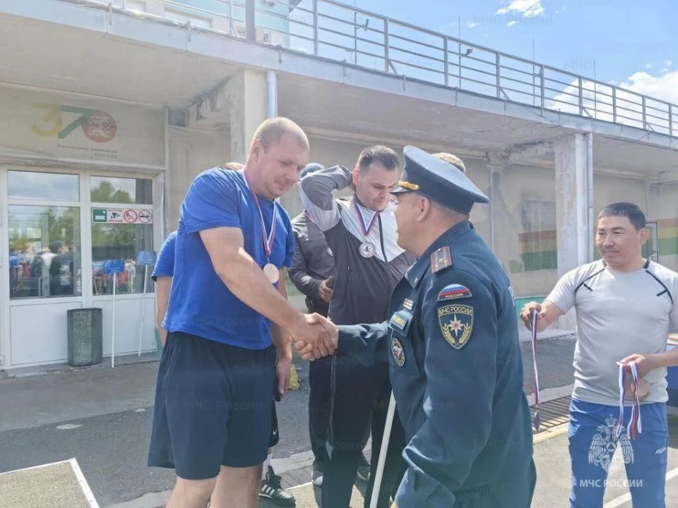 В Чите прошёл турнир по мини-футболу среди подразделений МЧС Забайкалья В Чите прошёл турнир по мини-футболу среди подразделений МЧС Забайкалья
