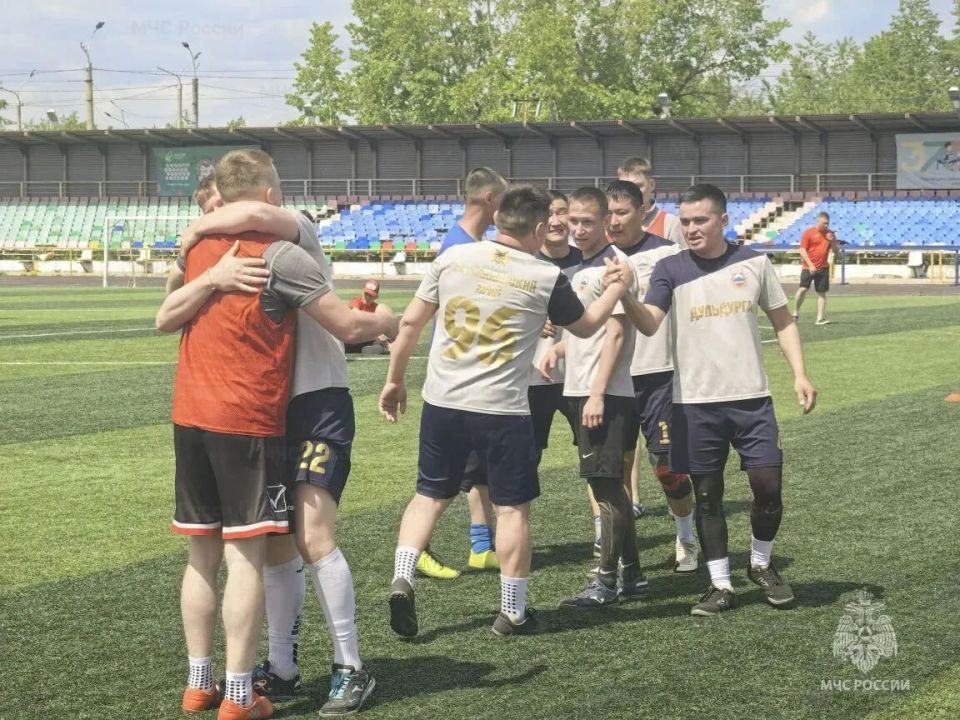 В Чите прошёл турнир по мини-футболу среди подразделений МЧС Забайкалья В Чите прошёл турнир по мини-футболу среди подразделений МЧС Забайкалья