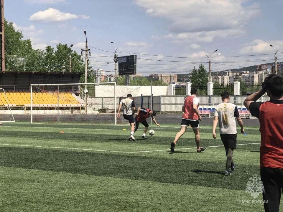 В Чите прошёл турнир по мини-футболу среди подразделений МЧС Забайкалья В Чите прошёл турнир по мини-футболу среди подразделений МЧС Забайкалья