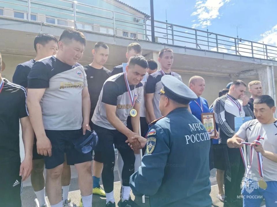 В Чите прошёл турнир по мини-футболу среди подразделений МЧС Забайкалья В Чите прошёл турнир по мини-футболу среди подразделений МЧС Забайкалья