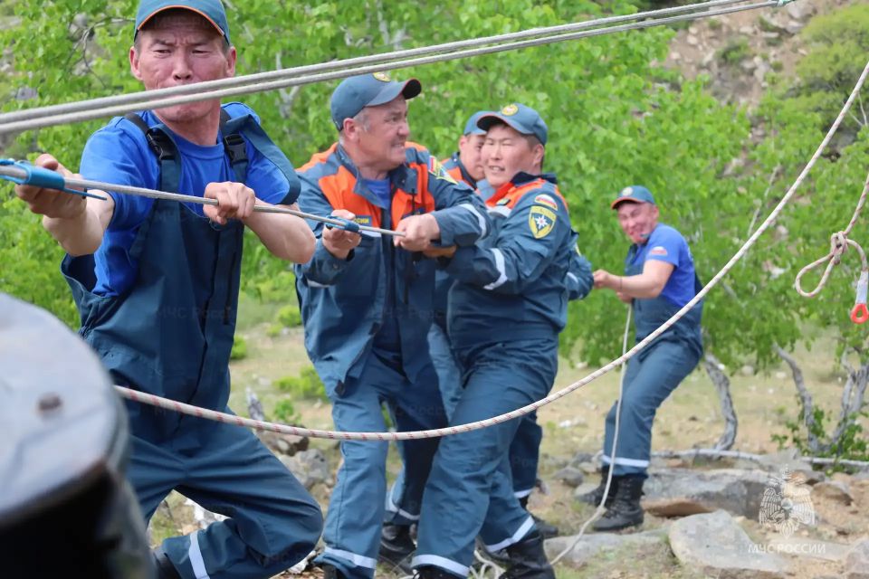 Сотрудники МЧС России провели учения по спасению людей в труднодоступной местности Сотрудники МЧС России провели учения по спасению людей в труднодоступной местности
