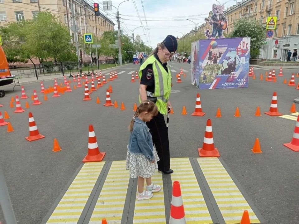 В рамках празднования Дня города сотрудники Госавтоинспекции совместно с педагогами «Лаборатории безопасности» организовали для юных участников праздника познавательную площадку — детский автогородок, где в игровой форме...
