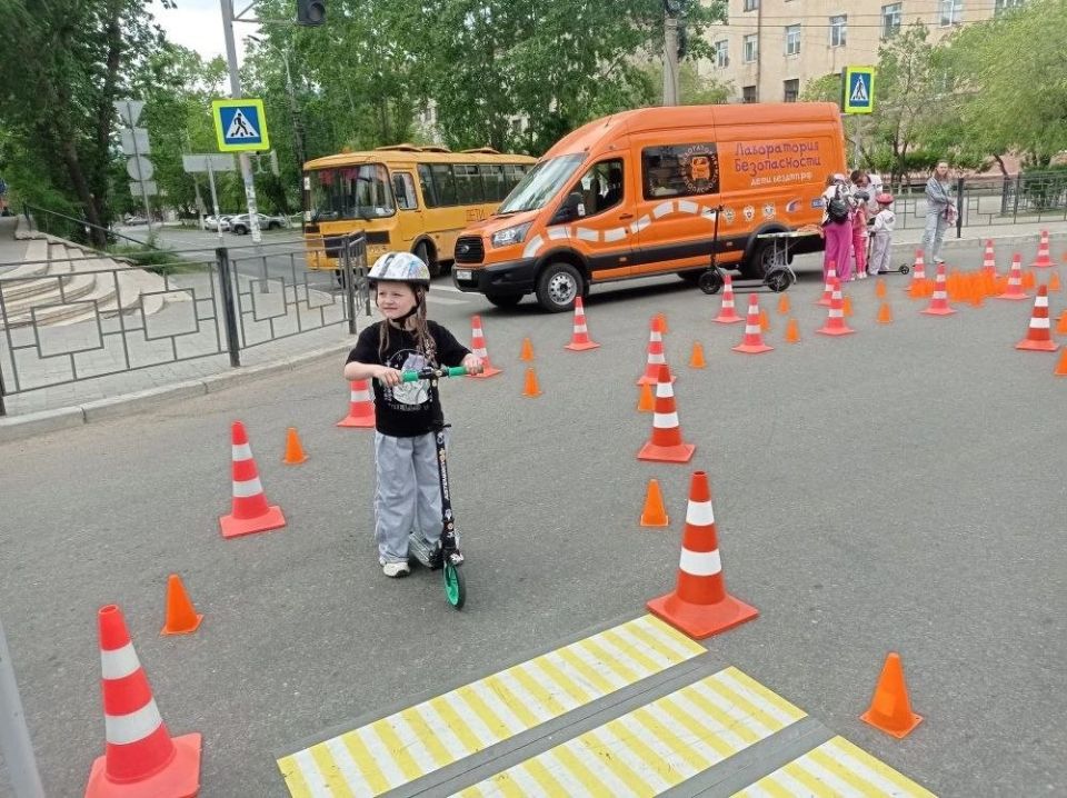 В рамках празднования Дня города сотрудники Госавтоинспекции совместно с педагогами «Лаборатории безопасности» организовали для юных участников праздника познавательную площадку — детский автогородок, где в игровой форме... В рамках празднования Дня города сотрудники Госавтоинспекции совместно с педагогами «Лаборатории безопасности» организовали для юных участников праздника познавательную площадку — детский автогородок, где в игровой форме...