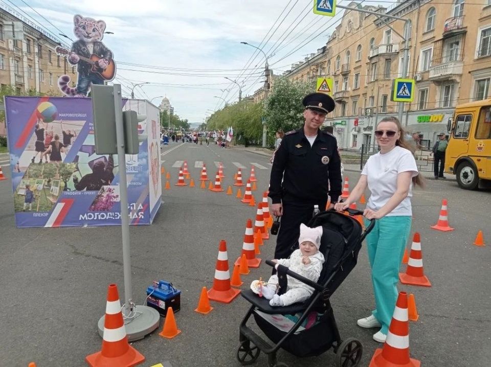 В рамках празднования Дня города сотрудники Госавтоинспекции совместно с педагогами «Лаборатории безопасности» организовали для юных участников праздника познавательную площадку — детский автогородок, где в игровой форме... В рамках празднования Дня города сотрудники Госавтоинспекции совместно с педагогами «Лаборатории безопасности» организовали для юных участников праздника познавательную площадку — детский автогородок, где в игровой форме...
