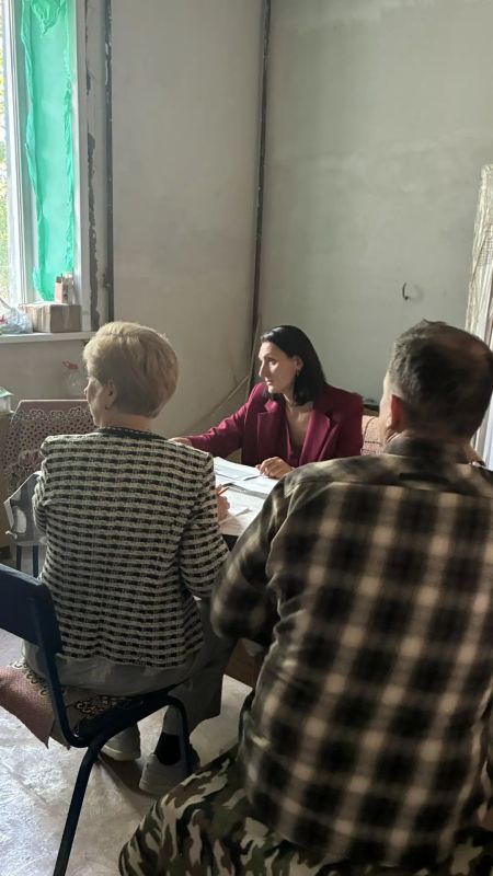 Сергей Михайлов и Наталья Викулова оценили ход ремонта в общежитии Читинского педагогического колледжа Сергей Михайлов и Наталья Викулова оценили ход ремонта в общежитии Читинского педагогического колледжа