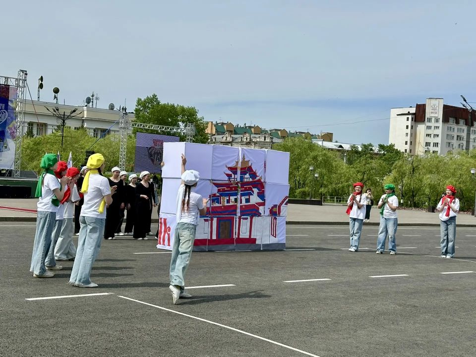 На площади Ленина - театрализованная картинка, открывающая шествие трудовых коллективов города Читы На площади Ленина - театрализованная картинка, открывающая шествие трудовых коллективов города Читы