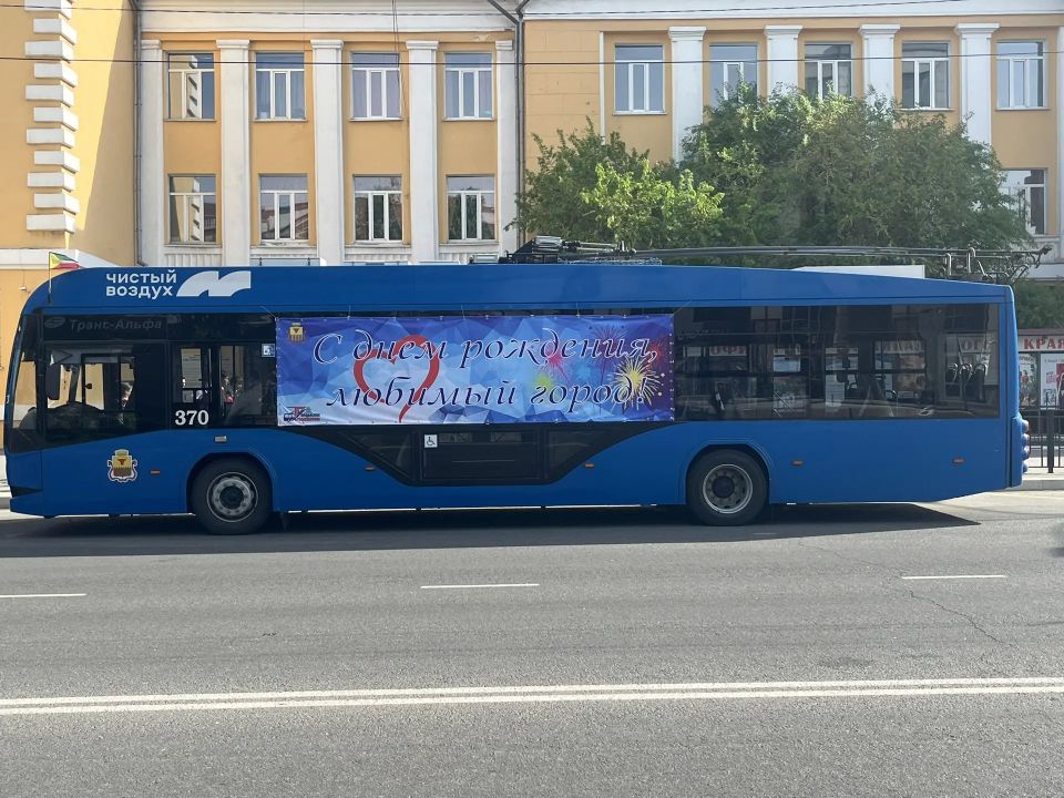 На улице Ленина формируются колонны участников шествия трудовых коллективов На улице Ленина формируются колонны участников шествия трудовых коллективов