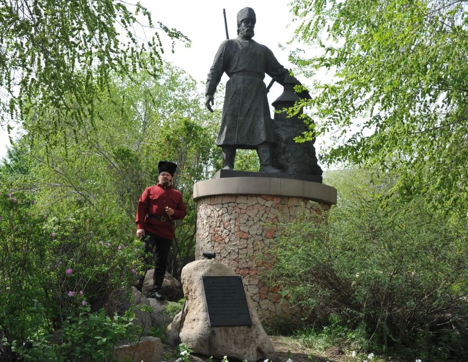 Торжественные мероприятия воскресного праздничного Дня города продолжились возложением цветов к памятнику «Первопроходцам Петру Бекетову сотоварищи»