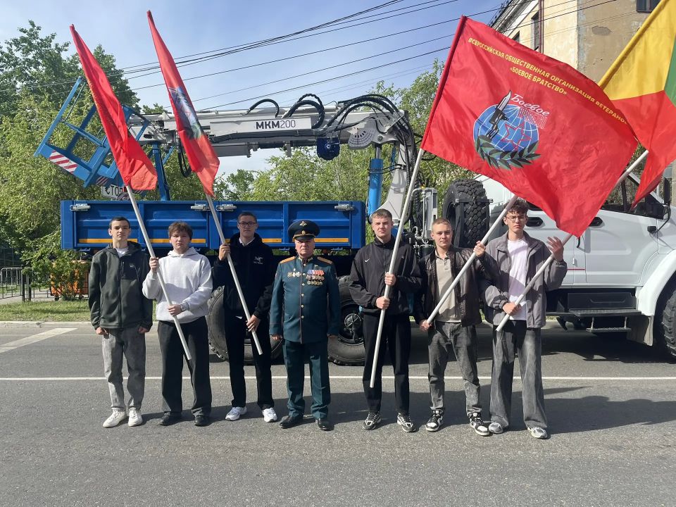 На улице Ленина формируются колонны участников шествия трудовых коллективов На улице Ленина формируются колонны участников шествия трудовых коллективов