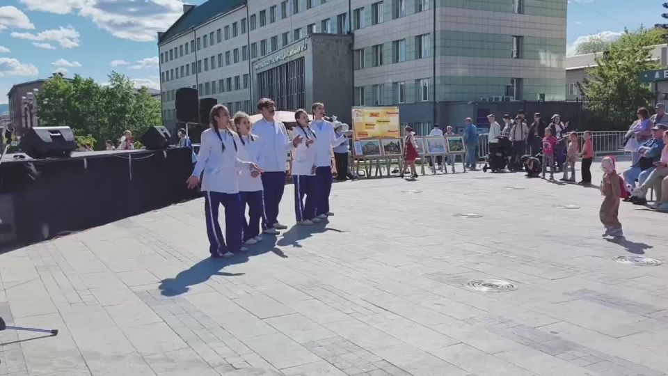 С Днём рождения, Чита Праздник продолжается На театральной площади тёплая, музыкальная атмосфера
