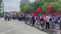 Участники шествия трудовых коллективов краевой столицы уже выстроились