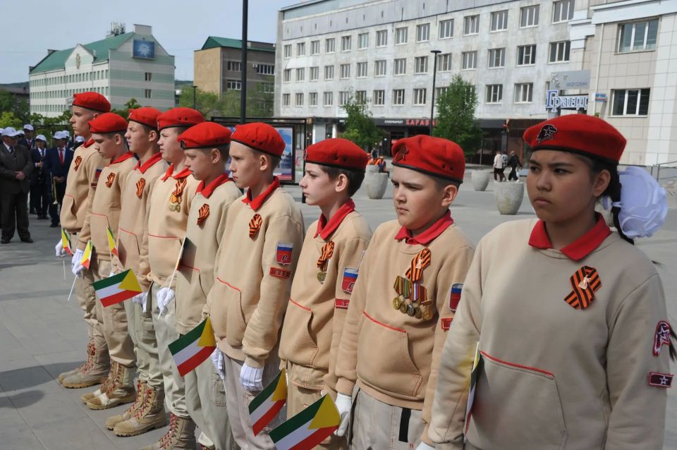 Торжественные мероприятия воскресного праздничного Дня города продолжились возложением цветов к памятнику «Первопроходцам Петру Бекетову сотоварищи» Торжественные мероприятия воскресного праздничного Дня города продолжились возложением цветов к памятнику «Первопроходцам Петру Бекетову сотоварищи»