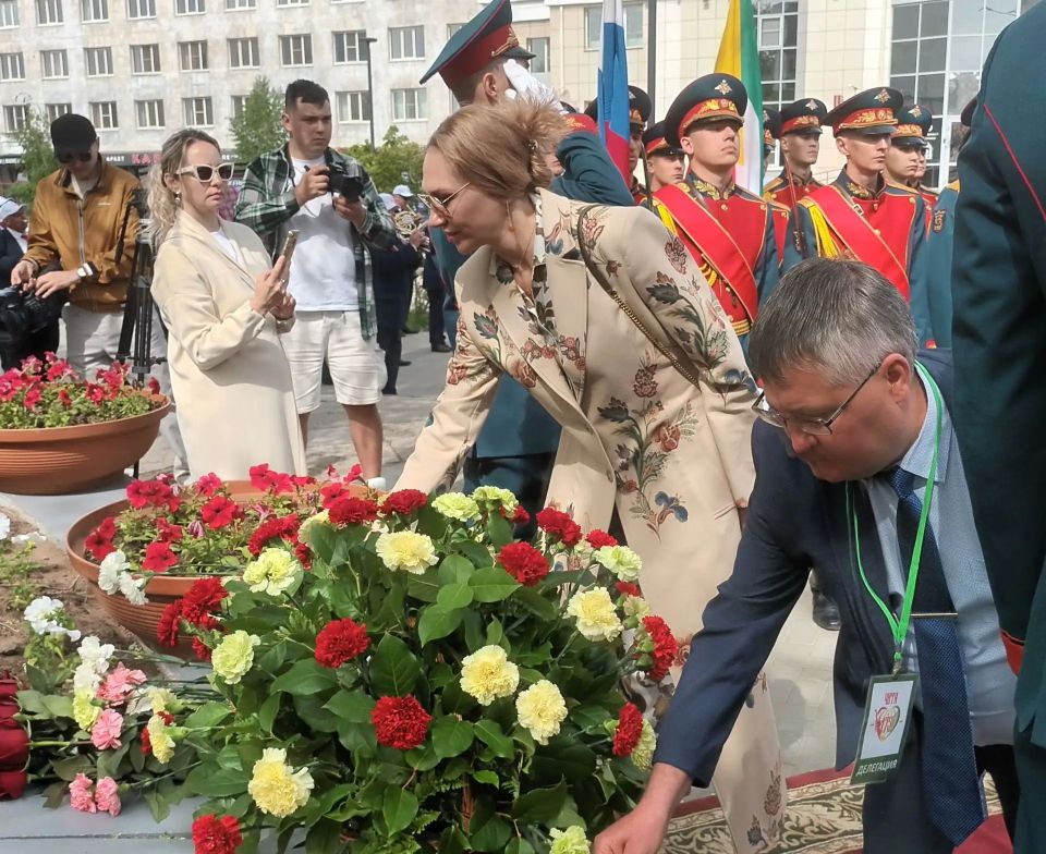 Торжественные мероприятия воскресного праздничного Дня города продолжились возложением цветов к памятнику «Первопроходцам Петру Бекетову сотоварищи» Торжественные мероприятия воскресного праздничного Дня города продолжились возложением цветов к памятнику «Первопроходцам Петру Бекетову сотоварищи»