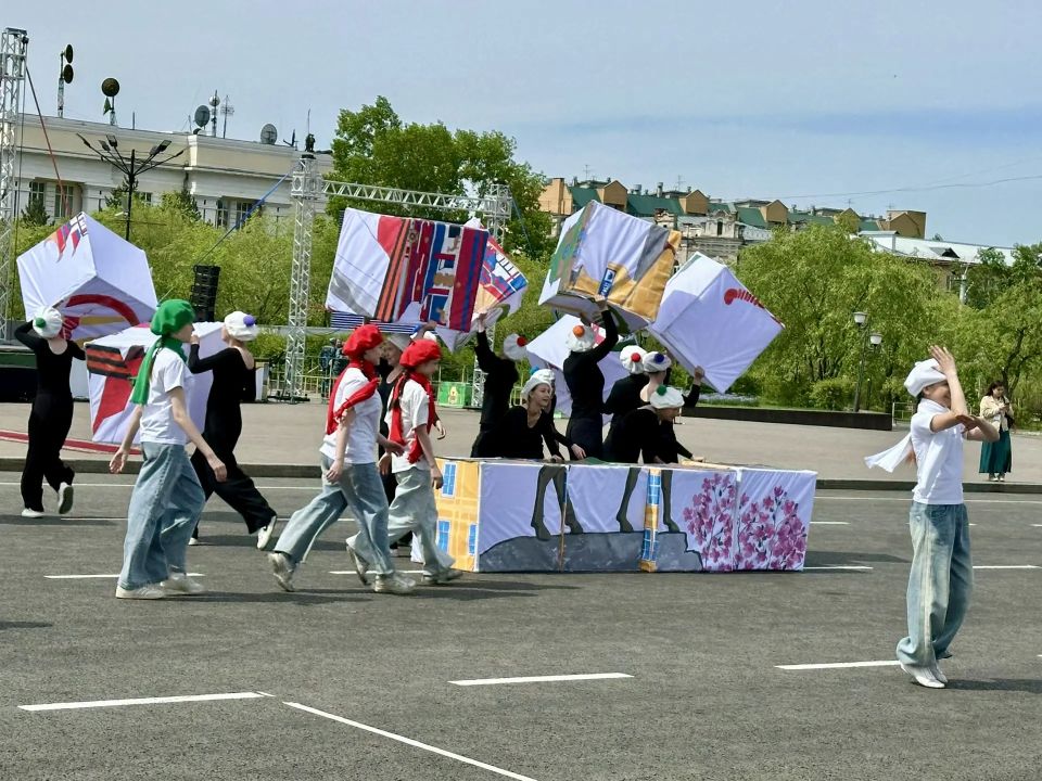 На площади Ленина - театрализованная картинка, открывающая шествие трудовых коллективов города Читы