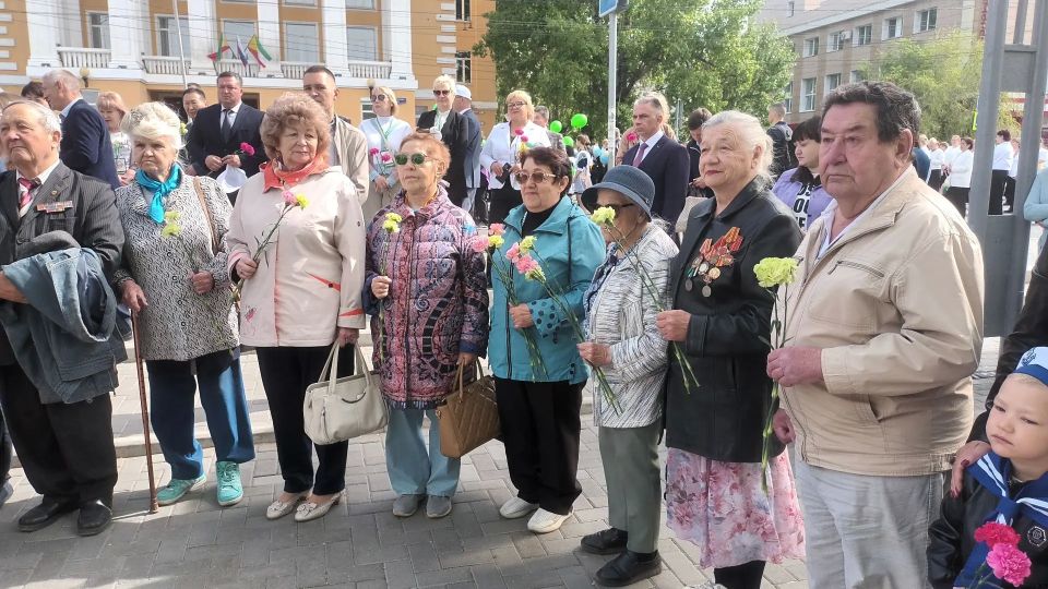 Торжественные мероприятия воскресного праздничного Дня города продолжились возложением цветов к памятнику «Первопроходцам Петру Бекетову сотоварищи» Торжественные мероприятия воскресного праздничного Дня города продолжились возложением цветов к памятнику «Первопроходцам Петру Бекетову сотоварищи»