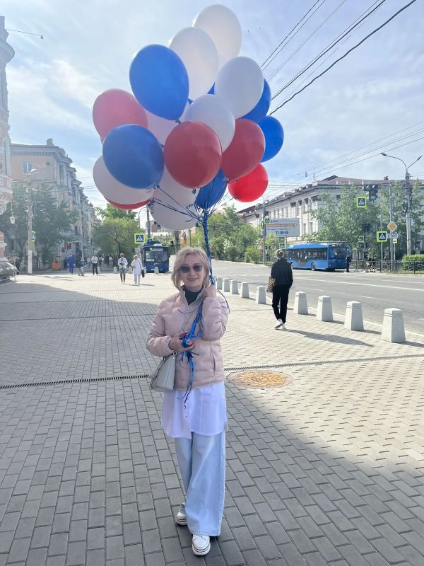 На улице Ленина формируются колонны участников шествия трудовых коллективов На улице Ленина формируются колонны участников шествия трудовых коллективов