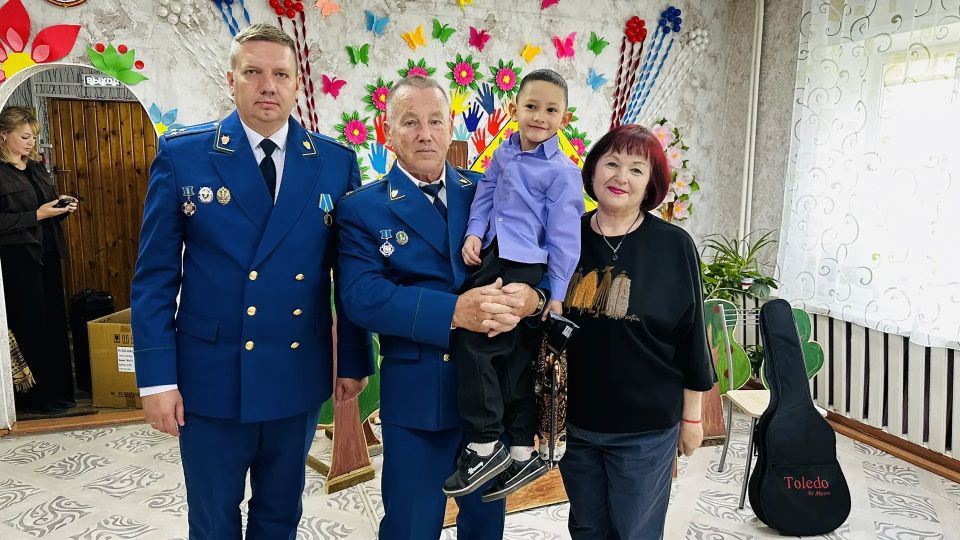 Прокуратура Забайкалья и ветеранская организация поздравила с Международным днем защиты детей подшефный детский центр в Улетах Прокуратура Забайкалья и ветеранская организация поздравила с Международным днем защиты детей подшефный детский центр в Улетах
