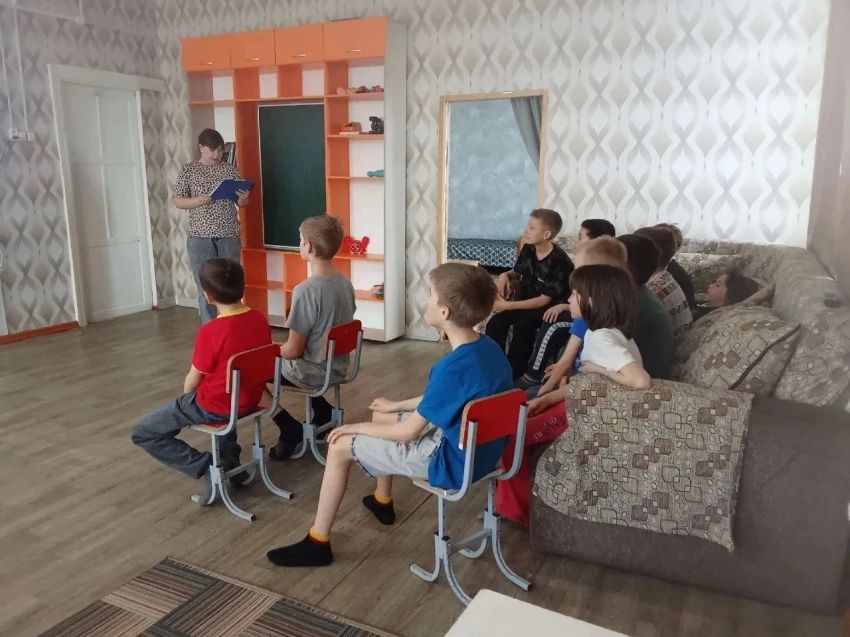 В Кыринском социально-реабилитационном центре для несовершеннолетних «Перекрёсток» реализовывался проект «Онлайн-экскурсии по субъектам и городам РФ», посвящённый Году единства народов России