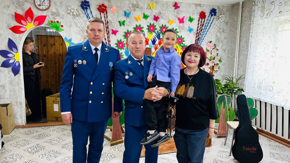 Прокуратура Забайкалья и ветеранская организация поздравили с Международным днем защиты детей подшефный детский центр в Улетах Прокуратура Забайкалья и ветеранская организация поздравили с Международным днем защиты детей подшефный детский центр в Улетах