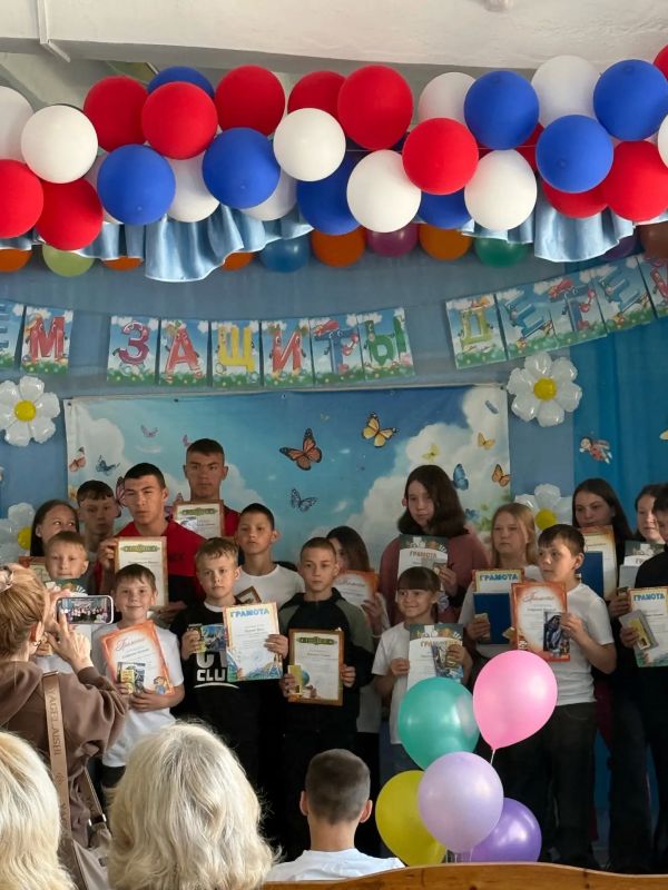 В Шерловогорском центре помощи детям, оставшимся без попечения родителей «Аквамарин» администрация и педагоги В Шерловогорском центре помощи детям, оставшимся без попечения родителей «Аквамарин» администрация и педагоги