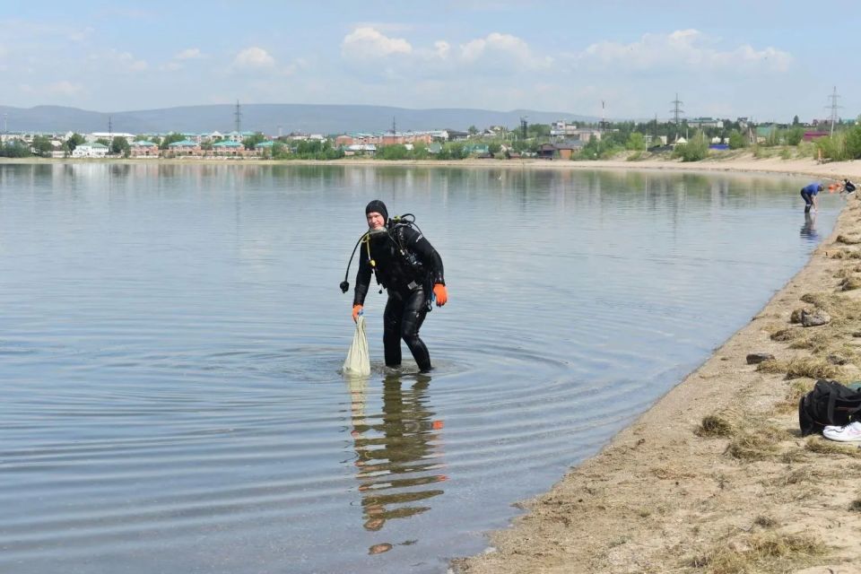 Около десяти мешков мусора собрали водолазы на озере Кенон Около десяти мешков мусора собрали водолазы на озере Кенон