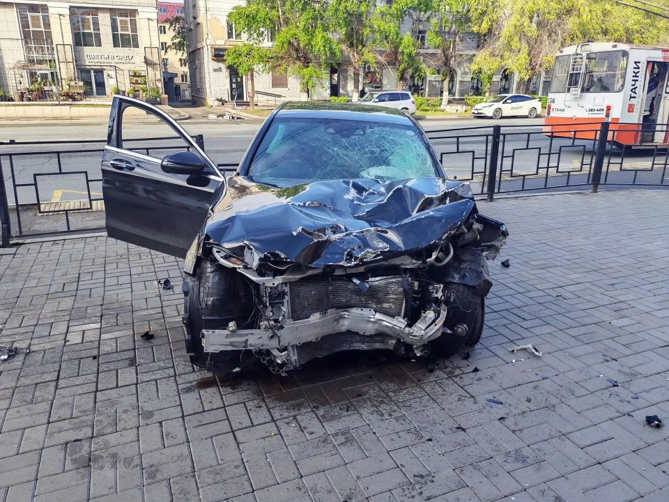 Водителя Mercedes задержали за смертельное ДТП возле Дома офицеров в Чите Водителя Mercedes задержали за смертельное ДТП возле Дома офицеров в Чите