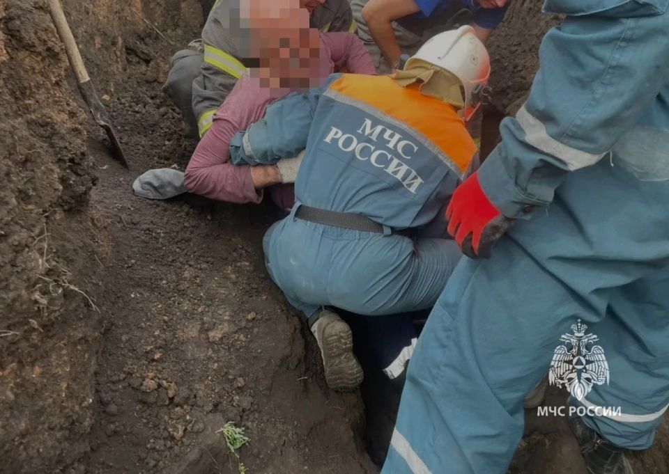 В Набережных Челнах спасатели вытащили рабочих из-под завала грунта В Набережных Челнах спасатели вытащили рабочих из-под завала грунта