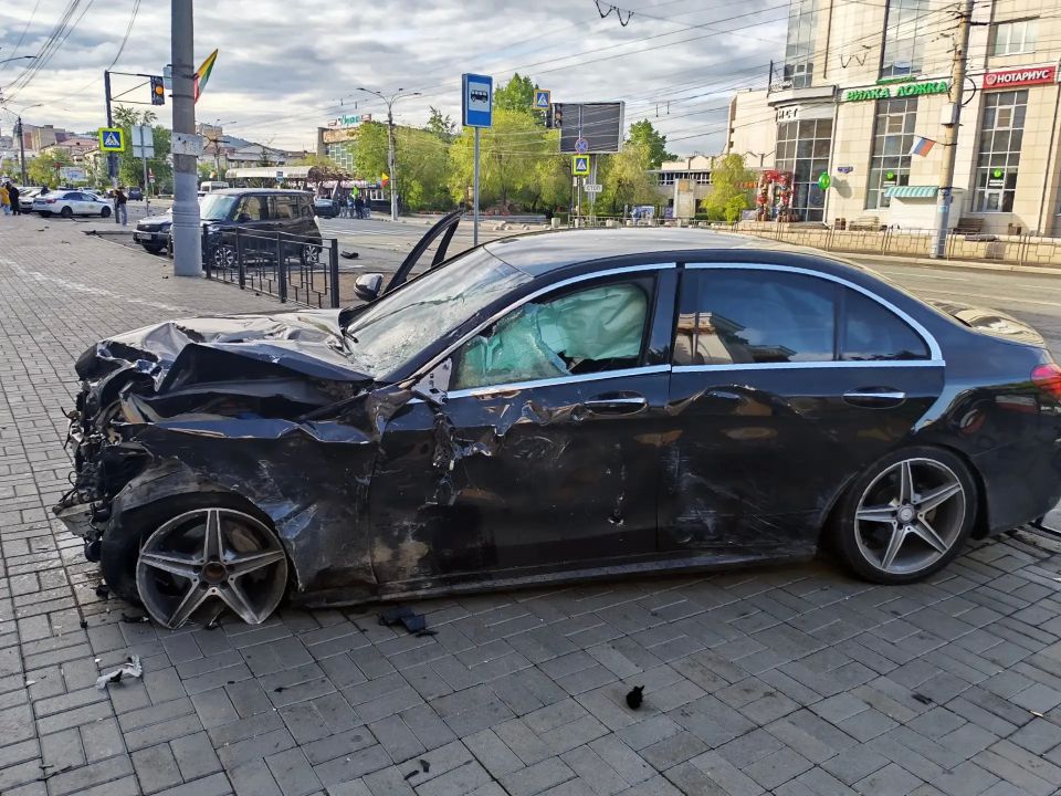 Водителя Mercedes задержали за смертельное ДТП возле Дома офицеров в Чите Водителя Mercedes задержали за смертельное ДТП возле Дома офицеров в Чите