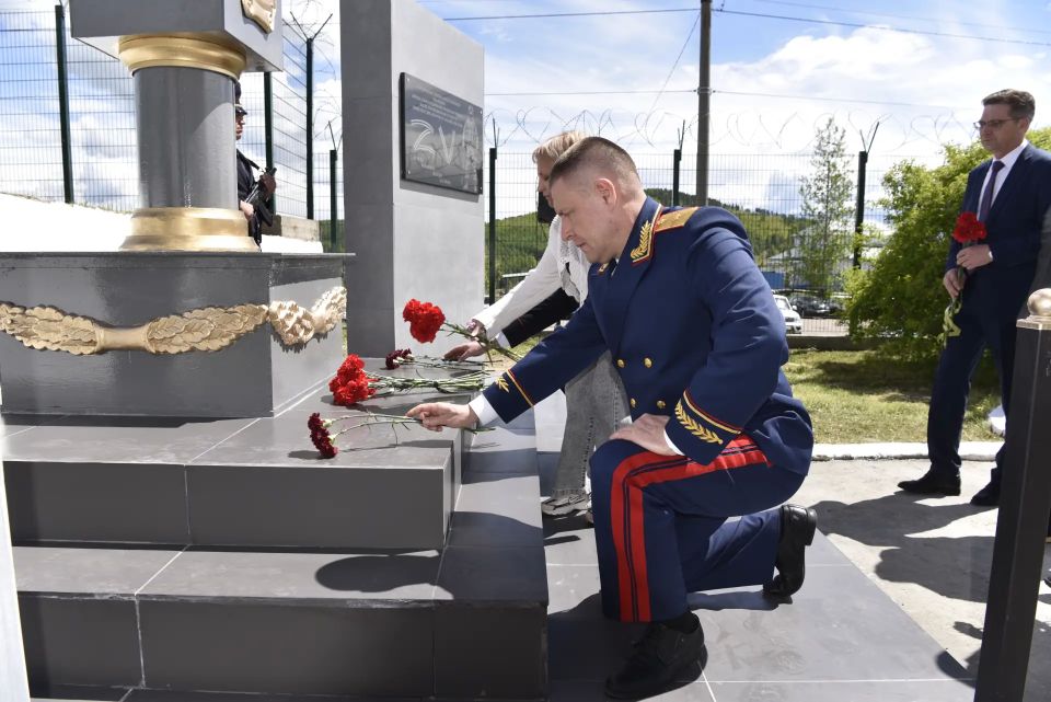 В 100-летний юбилей в ОМВД России "Петровск-Забайкальский" после реконструкции открыли памятник сотрудникам, погибшим при исполнении служебного долга В 100-летний юбилей в ОМВД России "Петровск-Забайкальский" после реконструкции открыли памятник сотрудникам, погибшим при исполнении служебного долга