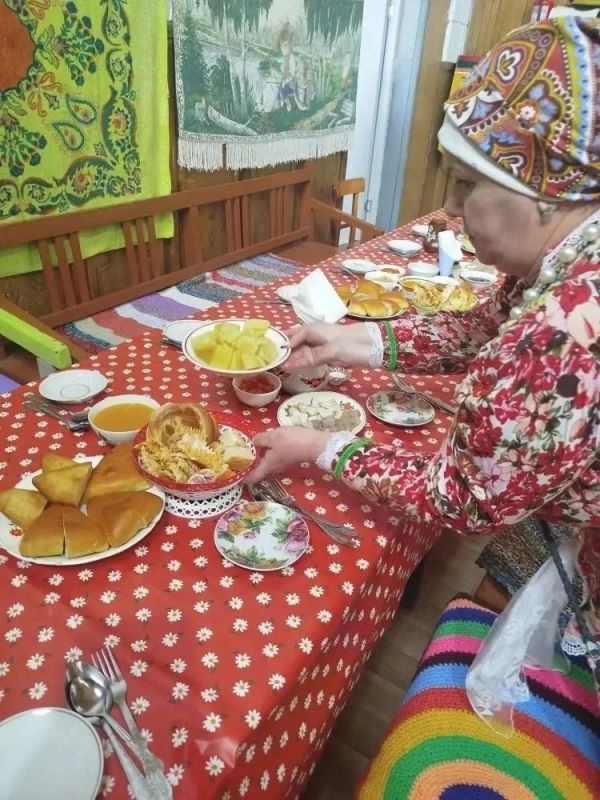 Хорошисты и отличники из Забайкалья научились играть на ложках, узнали историю декабристов и увидели старинное оборудование для съёмки фильмов по проекту «Бекетовская карта» Хорошисты и отличники из Забайкалья научились играть на ложках, узнали историю декабристов и увидели старинное оборудование для съёмки фильмов по проекту «Бекетовская карта»
