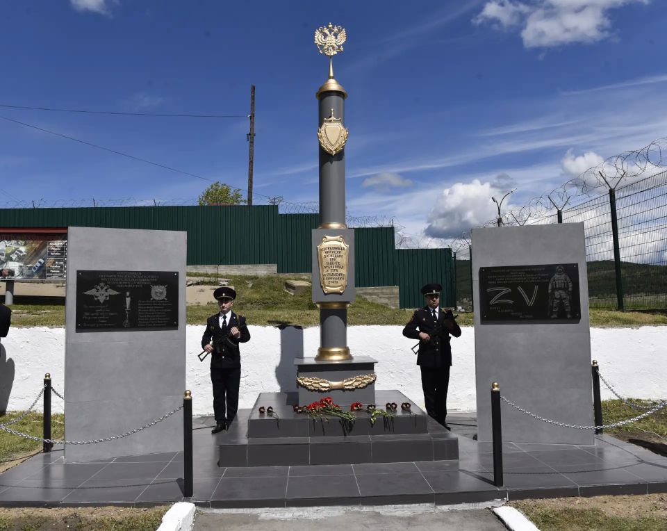 В 100-летний юбилей в ОМВД России "Петровск-Забайкальский" после реконструкции открыли памятник сотрудникам, погибшим при исполнении служебного долга В 100-летний юбилей в ОМВД России "Петровск-Забайкальский" после реконструкции открыли памятник сотрудникам, погибшим при исполнении служебного долга