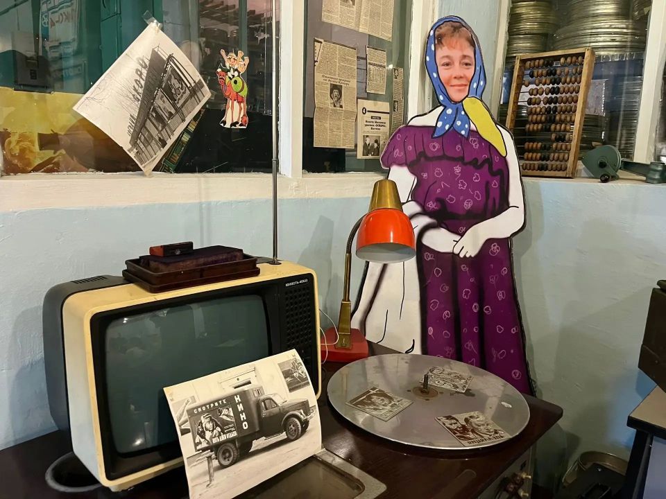Хорошисты и отличники из Забайкалья научились играть на ложках, узнали историю декабристов и увидели старинное оборудование для съёмки фильмов по проекту «Бекетовская карта» Хорошисты и отличники из Забайкалья научились играть на ложках, узнали историю декабристов и увидели старинное оборудование для съёмки фильмов по проекту «Бекетовская карта»